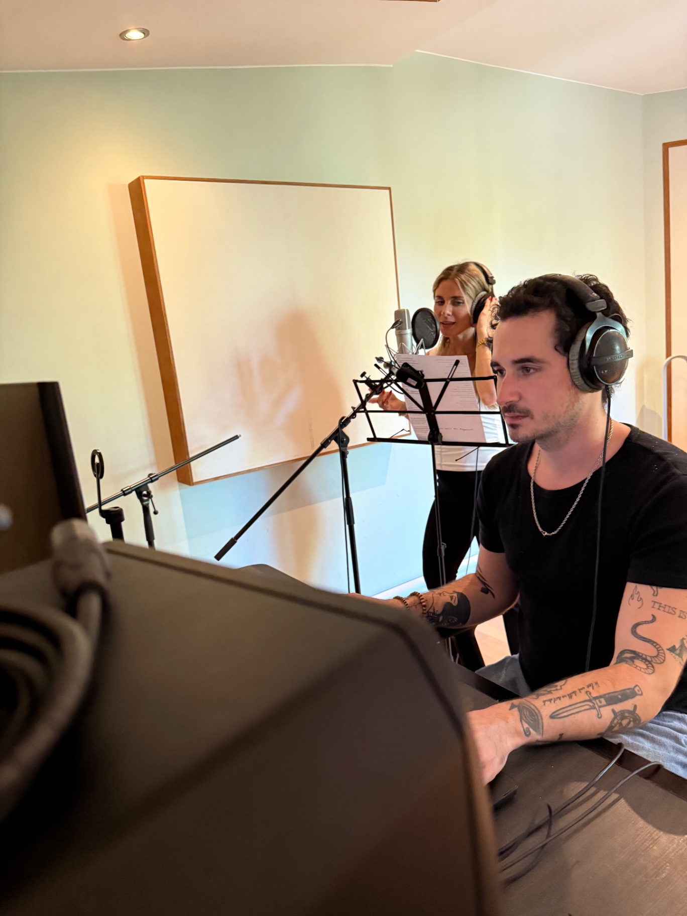 Producer und Sängerin während einer Aufnahmesession